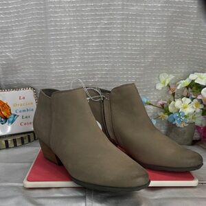 (M5) Blondo taupe ankle bootsLeather,round toeSquare heel,waterproof,women' 10M